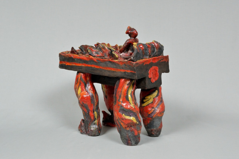 Lettino in fiamme, cm 24x40x35, ceramica raku, 2013