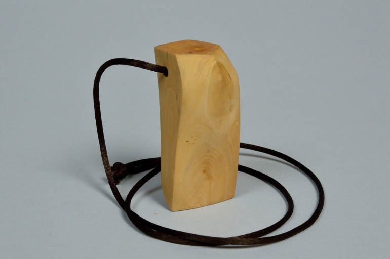 Portaessenze, legno di corniolo e nastro in raso, 2013
