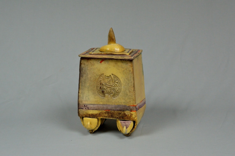 Cubo piccolo con pipistrello, cm 20x38x20, ceramica raku, 2012