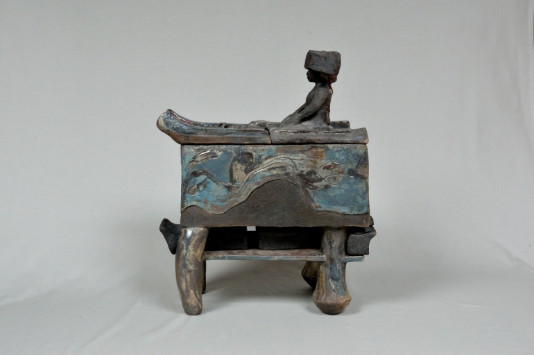 Lettino cassettiera, cm 26x51x42, ceramica raku, 2011