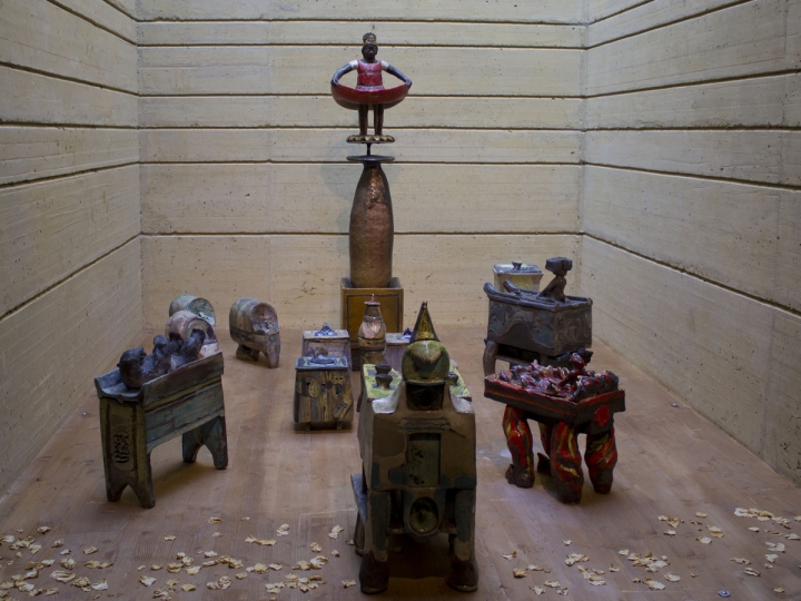 Lacuradellorso, installazione, ceramica raku, 2012